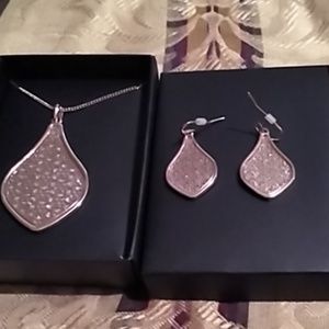 Floral necklace and earrings set